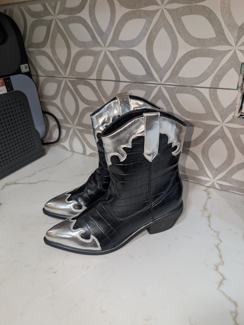 Mia kaine black & Silver boots 9 women's